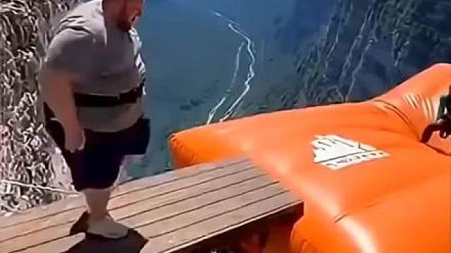 山间里蹦床看的心惊肉跳