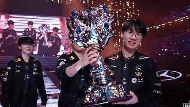 faker看着多兰举奖杯这一幕和当年faker看宙斯举奖杯那一幕有的一拼啊，甚至我感觉是超越了