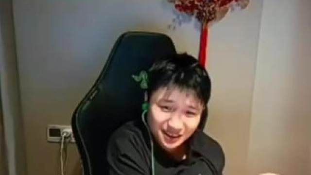 兄弟CS给大哥打开心了比什么都重要，DANK1NG：donk真双标，换以前紫薇在，早就无敌暴怒生气了