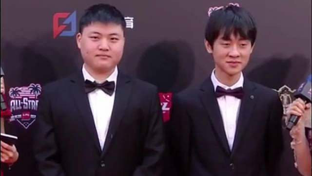 Ming对Uzi还真是念念不忘啊今晚海克斯大乱斗的春节直播中途小明Cue致敬好兄弟Uzi，说ADC如