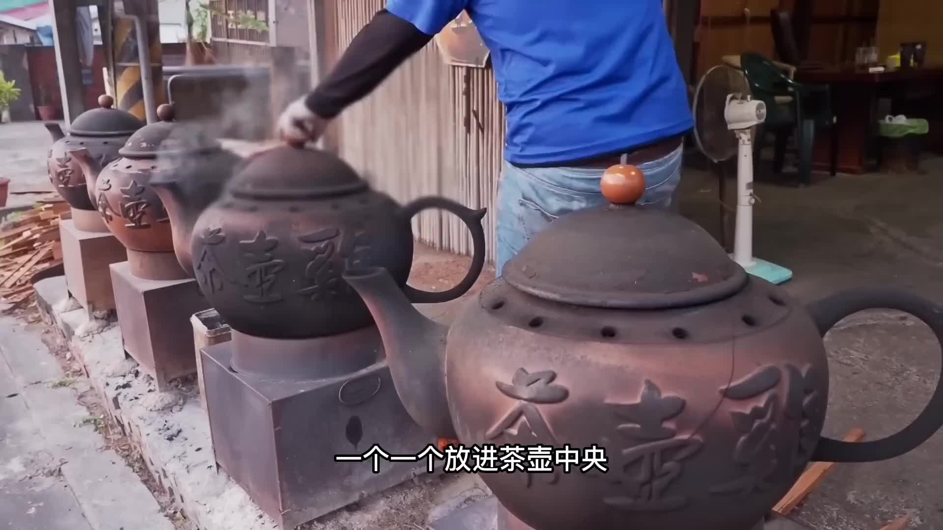 聪明的老板把泡茶的茶壶改装成窑鸡，整只鸡外脆里嫩，金黄饱满。