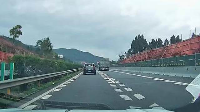 现在回头看这个还是能吓小小的我一跳