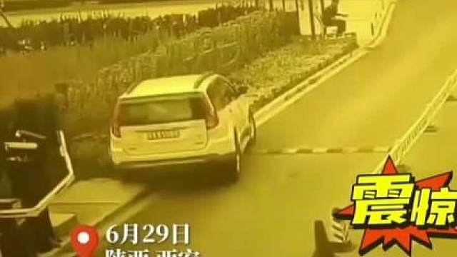 监控下惊险一幕，保安大哥身手敏捷