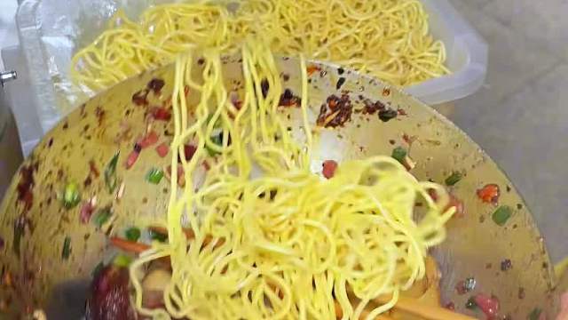 重庆街头堆高高的 7 元土豆凉面  便宜1元是她真诚的营销策略