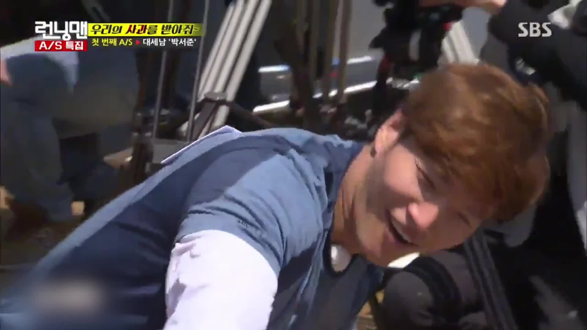 朴叔俊打金钟国额头，这么好的机会可要好好把握哦。（成员们个个都蠢蠢欲动）