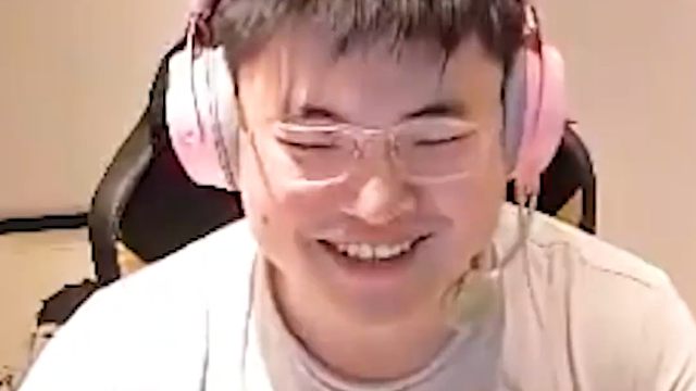 Uzi复播热度拉满 姿态送礼却反成小丑!