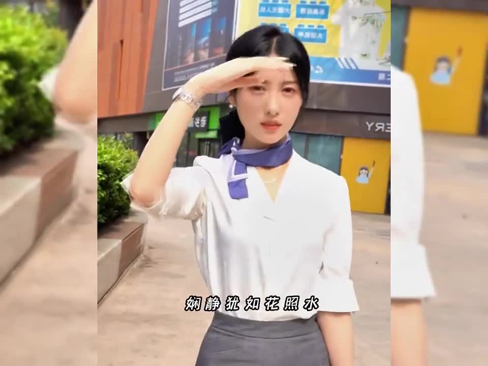 两位穿职业装的网络热门女神