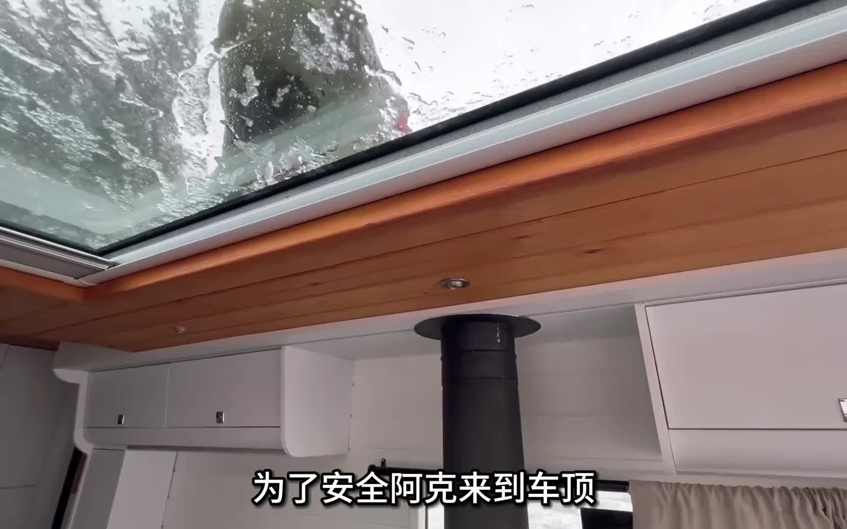 男人开着房车到雪地露营，遭遇超大暴风雪，体验沉浸式房车生活