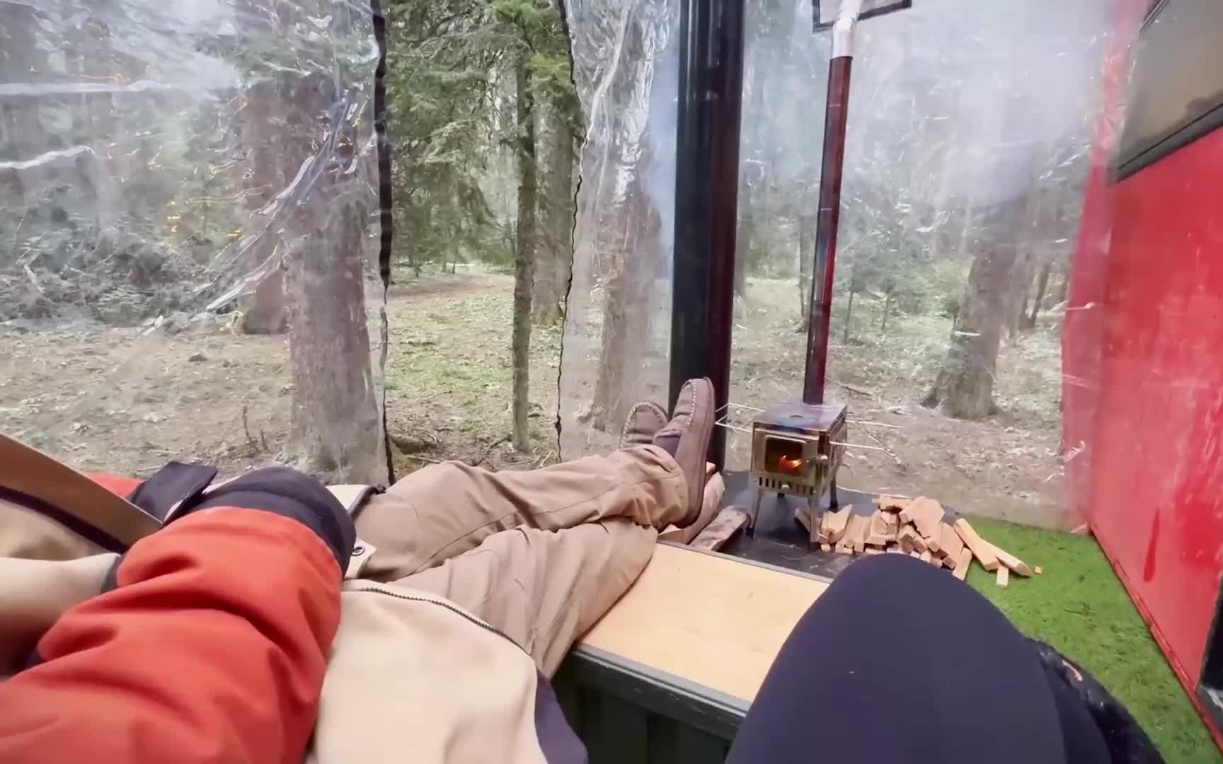 男人开着自制房车到雪地露营，看完睡个好觉