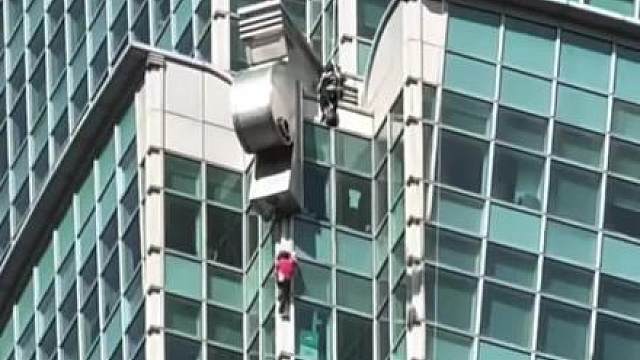 40岁的亚历克斯•霍诺德仅用约1小时30分成功登顶508米的台北101大楼！不愧是攀岩届的第一人！