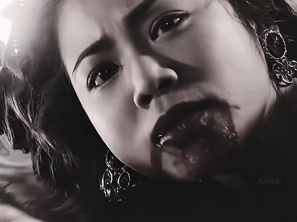 女孩伪装成瞎子躲避杀手追击