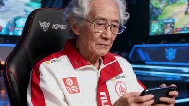 “80岁老将一诺在2081年KPL春季赛总决赛中再现脚本闪现带领成都AG超玩会再夺冠军！！！”