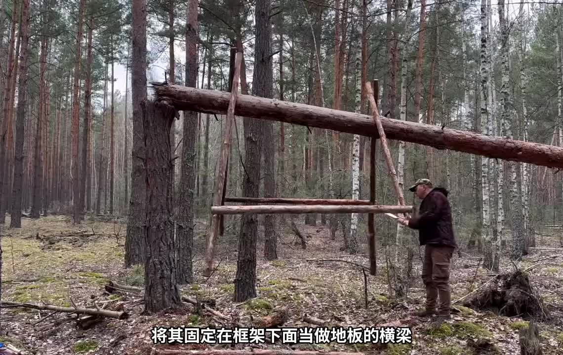 野外，男人用保鲜膜和木棍搭建了悬浮小屋