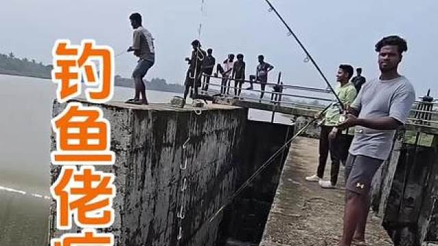 男子钓鱼不走寻常路，鱼线上挂满鱼钩