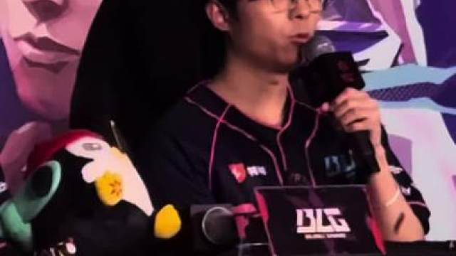 Muggle：对他们想说所有队员这一关可能比较难过，但是他们比这更难过的事情都经历过了，所以肯定能坚持到最后的。同时想跟康康说，少了哥们跟他分担火力，现在有点难顶，但是尽量屏蔽这些东西吧。球球是一个特别努力的选手，不要丢掉这一点，坚持自己就好了！