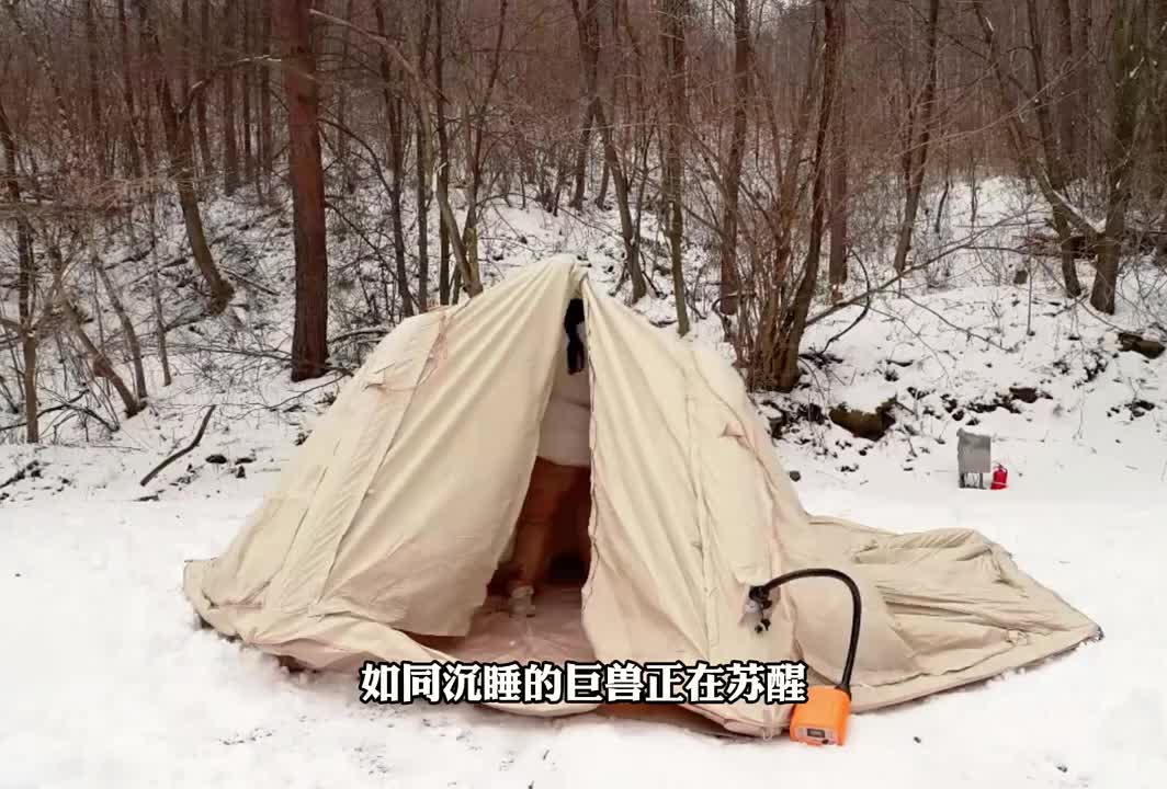 她用一个打气筒，在雪地建了座豪宅。