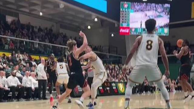 王俊杰所在的旧金山大学即将对战LMU，一起再来回顾一下上一场王俊杰的防守，篮下死死卡住对手