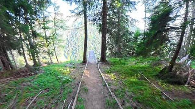 骑车不看路，一脚踏空直接飞跃悬崖？