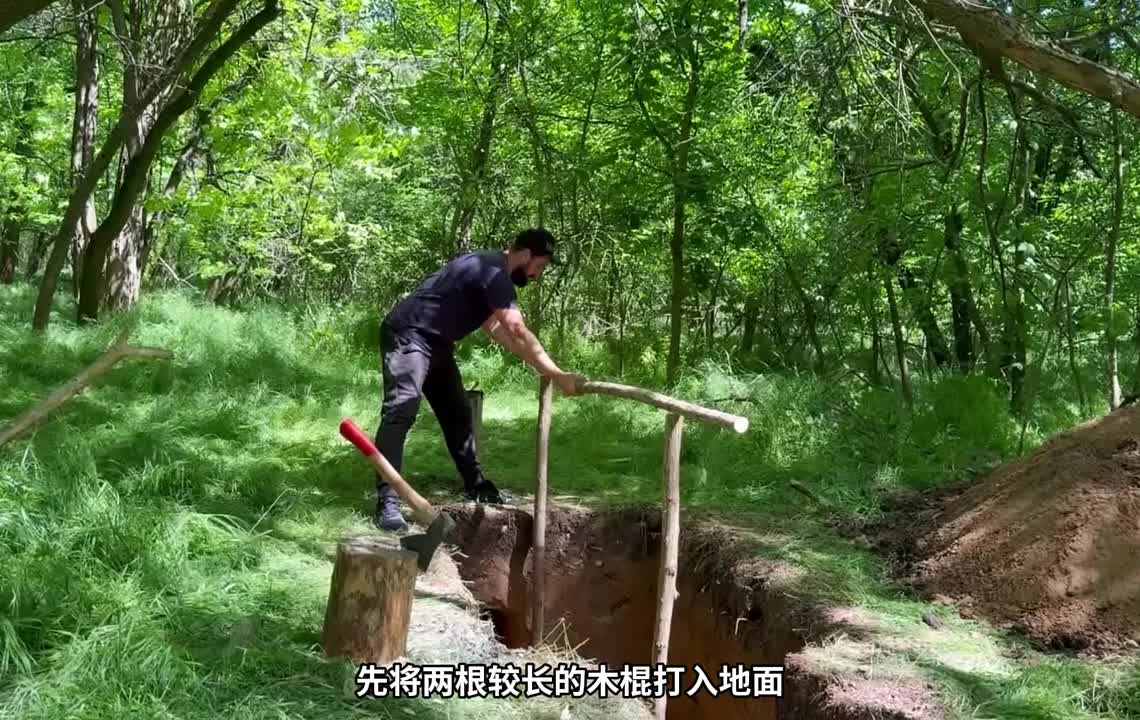 男人仅用一天时间，就在野外建造了带壁炉的小屋