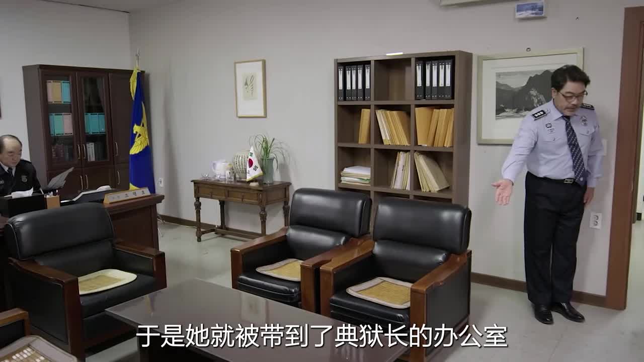 女人去探监丈夫时，却被典狱长叫进办公室，没一会便昏了过去！