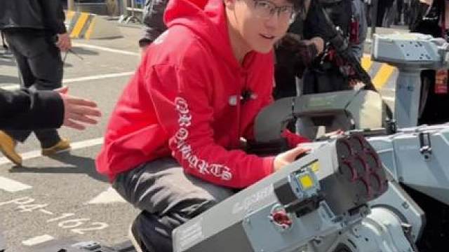 陈泽体验三角洲老太战车