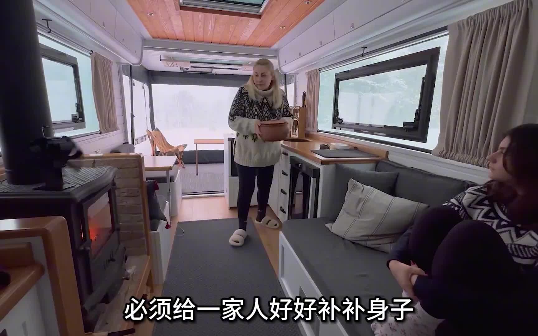 男人开着大型房车来到雪地露营，却遭遇暴风雪，阿克如何化解