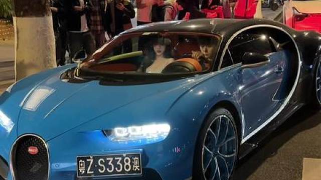 布加迪再次空降广州，小小酷网红带着女嘉宾在广州举办年会，现场真的十分热闹