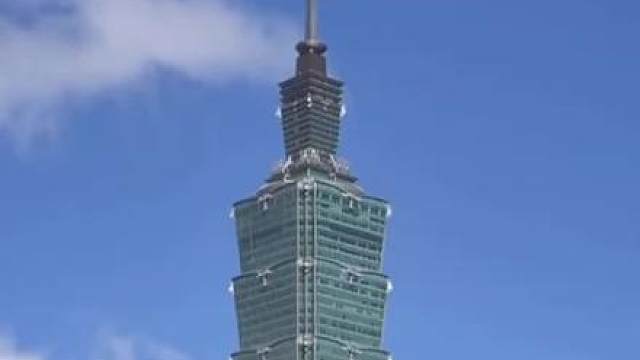 40岁的亚历克斯•霍诺德仅用约1小时30分成功登顶508米的台北101大楼！