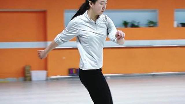 寒假在训练场上过 练习动作是单轮摆摆