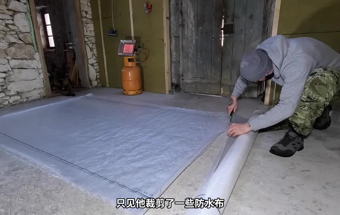 在寒冷的冬季，男人将废弃石屋建造成了温暖的小屋