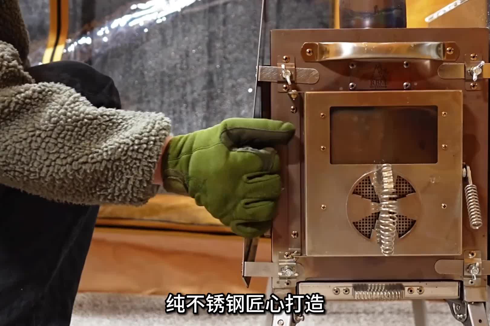 男人带满装备到户外露营，却遭遇了暴雨，看完睡个好觉