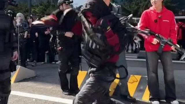 “刚刚谁说要除掉我？”