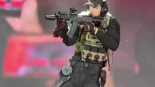 三角洲行动 全角cos 2.0，舞台展示更酷了，看看超还原，就是这个鼠鼠肥肥的吃