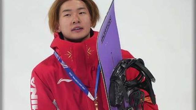 苏翊鸣获得铜牌，在父母面前苏翊鸣终于忍不住哭了，父亲为苏翊鸣戴上奖牌鼓励他，好有爱的画面！