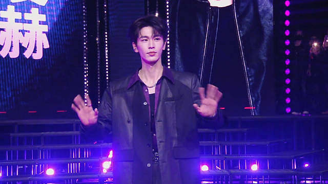 张凌赫游戏直播，万众瞩目的大明星，好帅啊张凌赫走秀
  ​​​