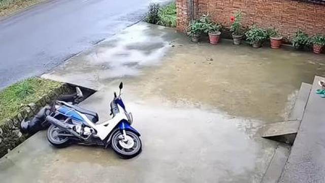 到家了也不能这么着急啊