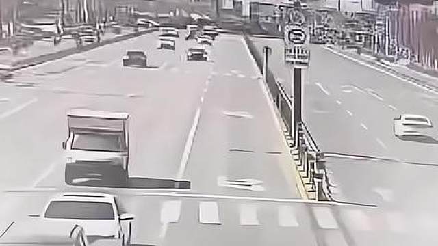 你就说，你俩是不是商量好了的，今天非得干我一个？