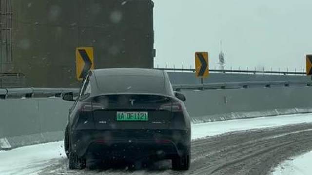 合肥下雪啦，很滑溜