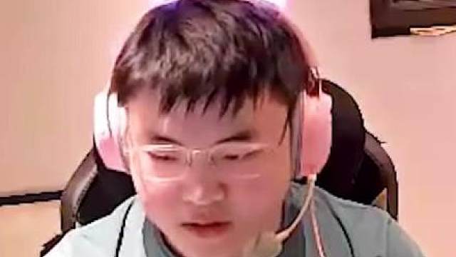 姿态加入Uzi组排车队 Uzi尬吹纯在哄小孩