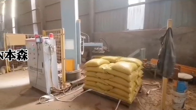 生物质颗粒厂老板看过来！人工码垛累到招不到人？这款立柱码垛机器人，蓬松料袋专抓不打滑，老厂改造直接装