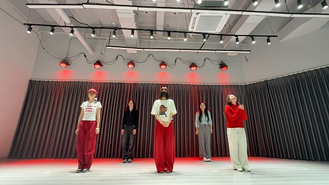 也是过年很应景的舞啦，站C位也是怕跳错