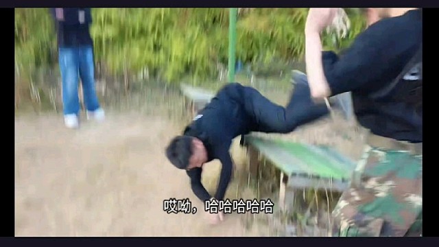 【小酷】当场表演平地摔，这哥们儿丢脸丢大了！