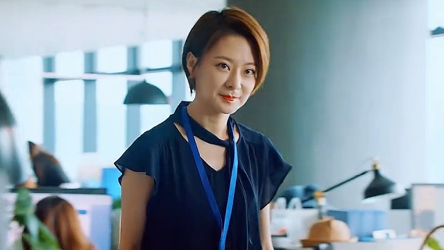 妈妈省吃俭用给女儿买名牌包包 不料却被怀疑是假货 #神仙剪刀手