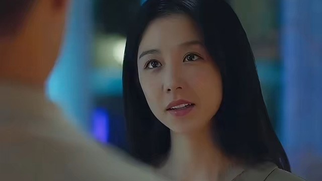 老头上了年纪，必须借助套装才能有感觉