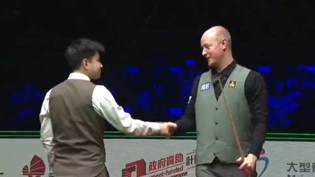 斯诺克大奖赛赵心童力挽狂澜5-4战胜黑马韦克林进入四强，与张安达、肖国栋、周跃龙会师，首次包揽前四