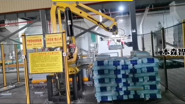 实拍饲料厂码垛现场！以前人工累到趴，现在机器人一把抓，稳稳码放整整齐齐。
不用熬夜、不用加班、不用怕