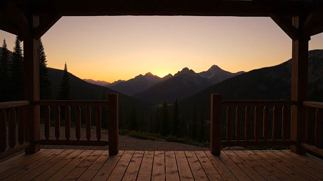一个年轻的女人收获草莓