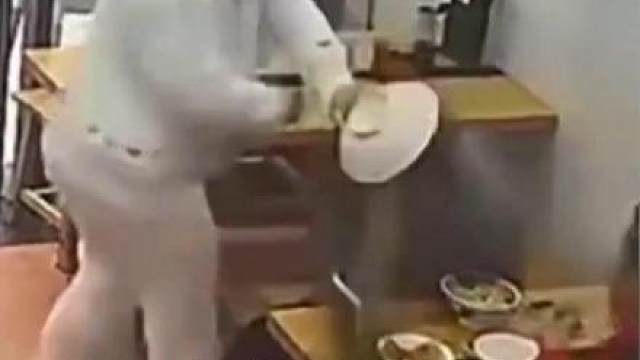 浙江一女子吃面占用两排板凳还拿整碗面砸人