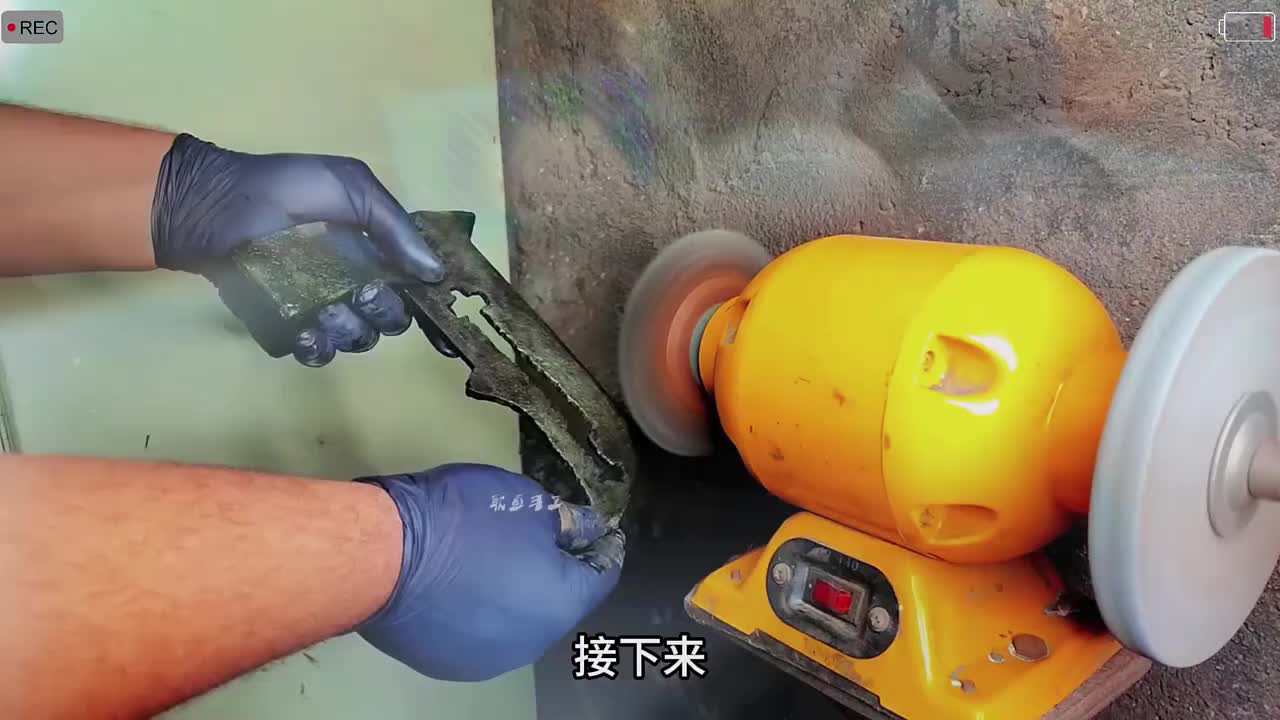 小伙上山放羊捡到一件奇形怪状的物件