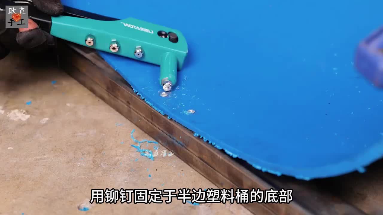 小伙竟然利用塑料水桶徒手制作出一辆水陆两栖飞机